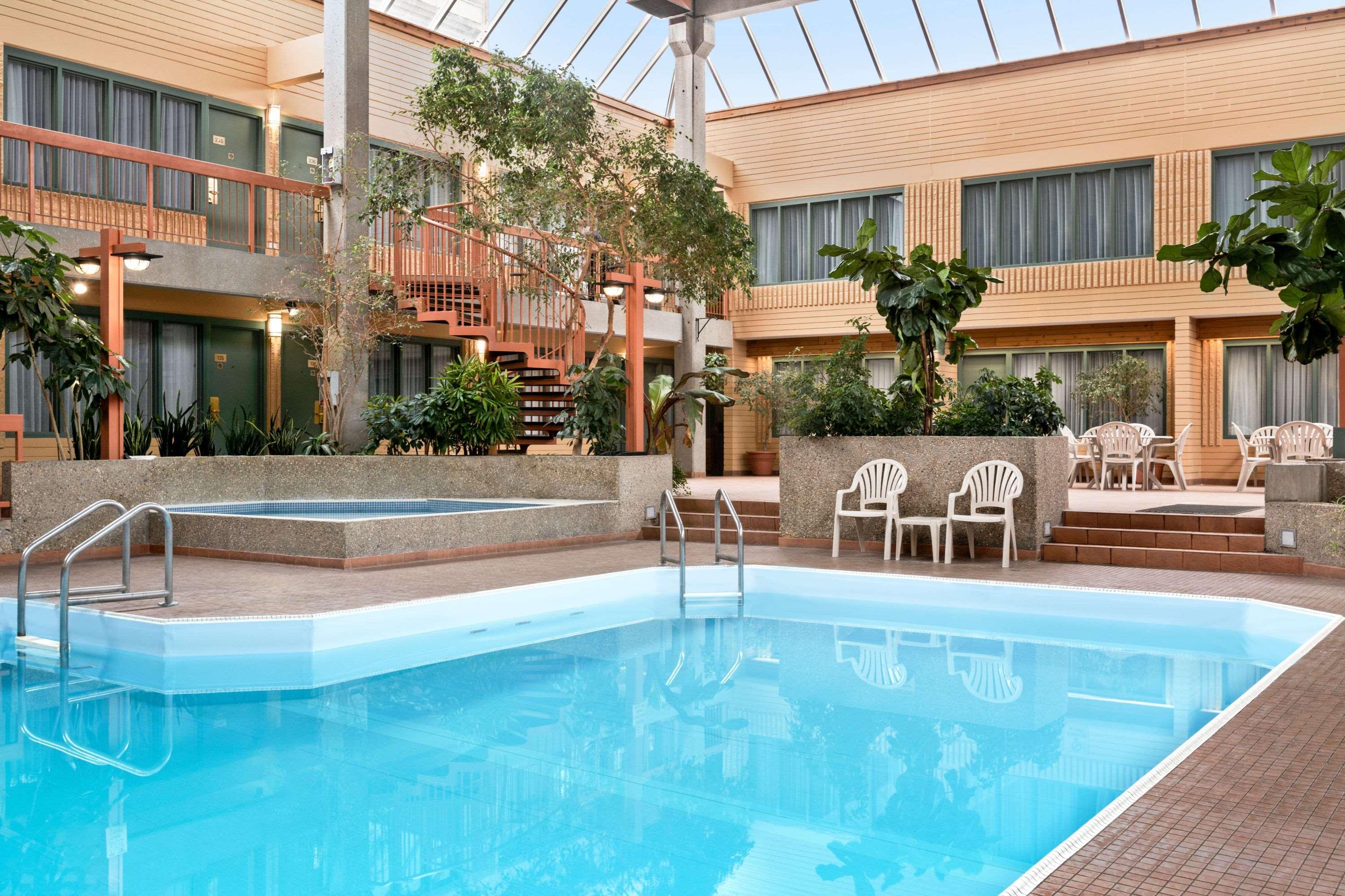 Travelodge By Wyndham Winnipeg East Exterior foto