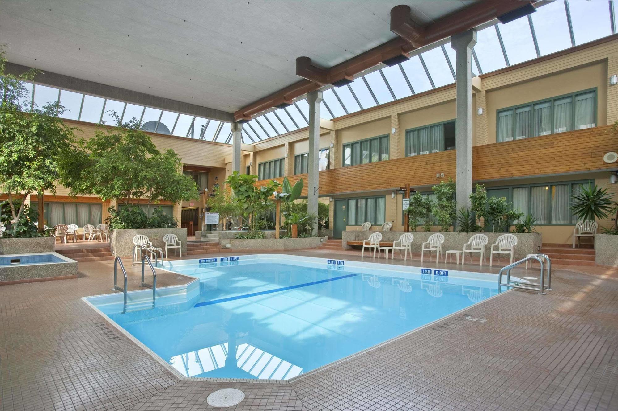 Travelodge By Wyndham Winnipeg East Exterior foto